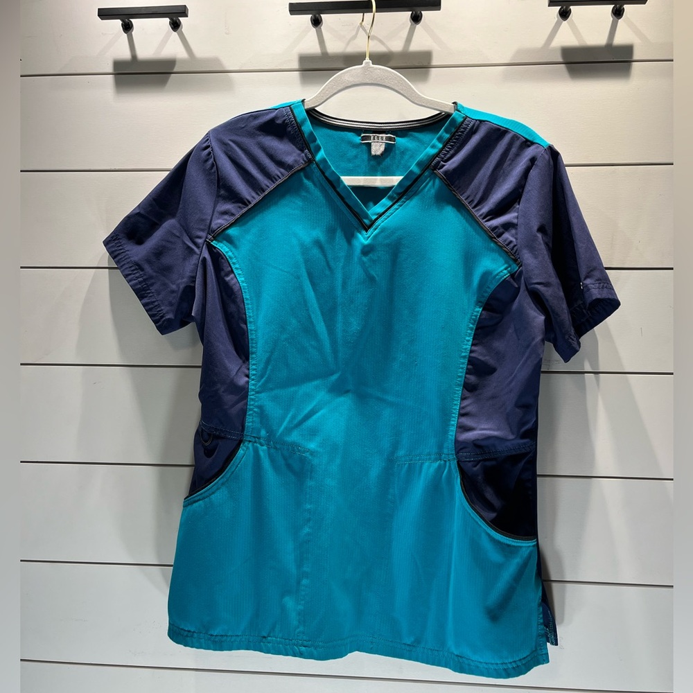 Elle scrub top